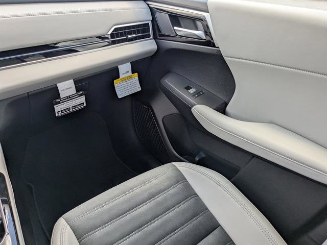 Used 2025 Black Diamond Mitsubishi SE image 18