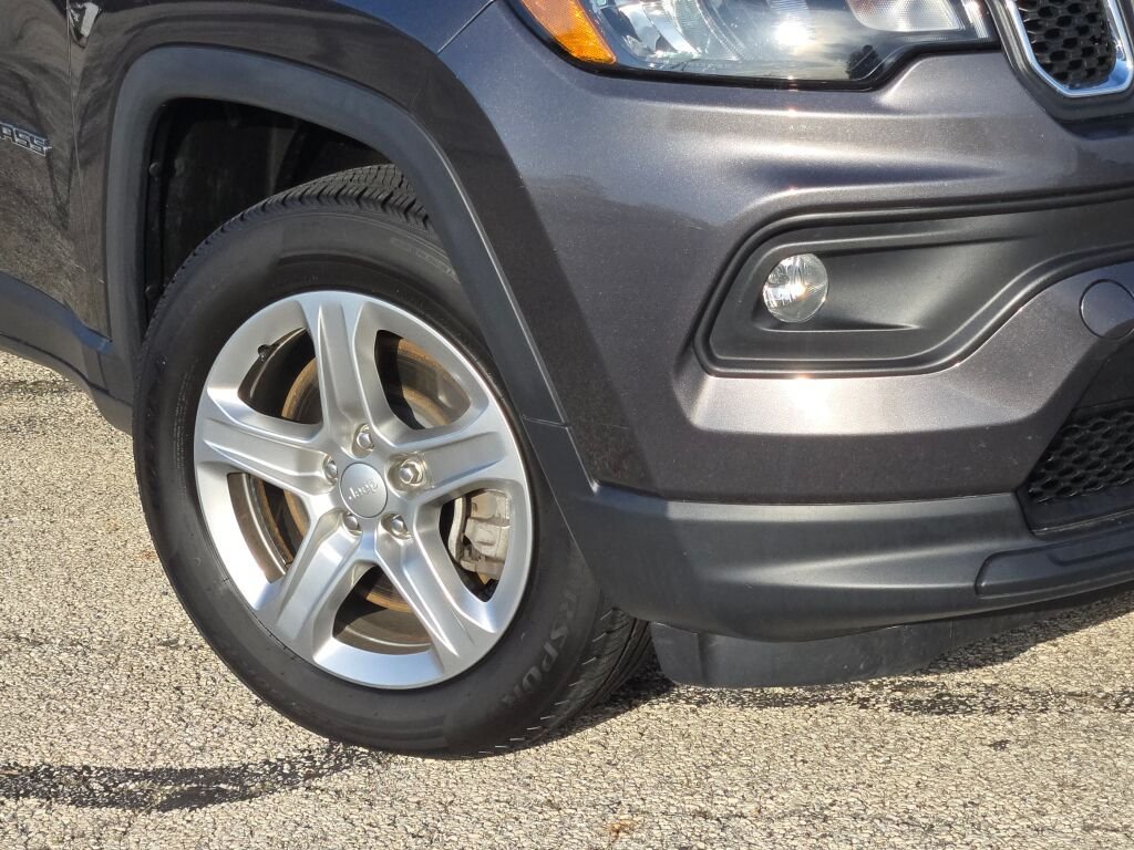 Used 2024  Jeep Latitude image 3