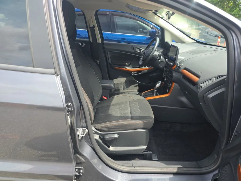 Used 2021  Ford SE image 5