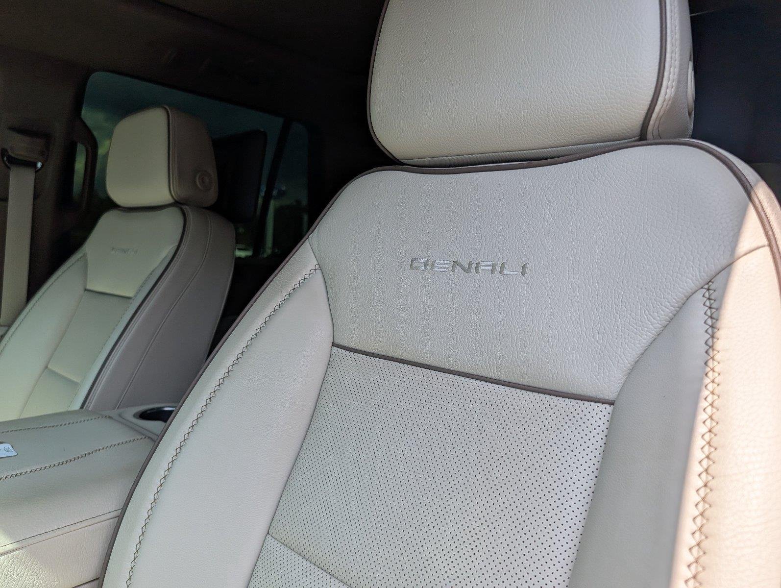Used 2025 White Frost Tricoat GMC Denali image 12