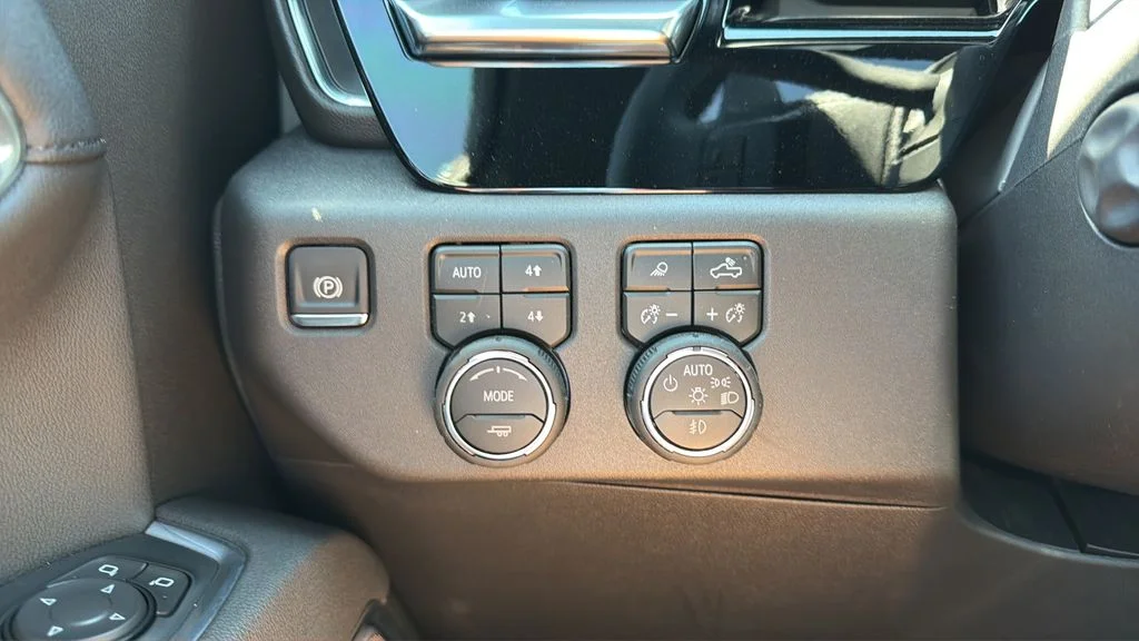 New 2026 White Chevrolet High Country image 28