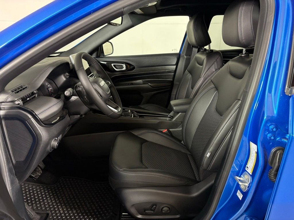 New 2026 Hydro Blue Pearl-Coat Exterior Paint Jeep Latitude image 16