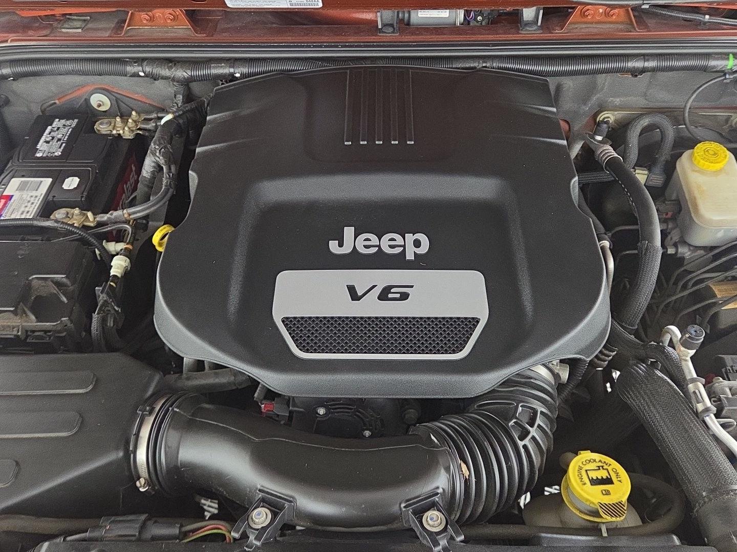 Used 2014 Copperhead Pearlcoat Jeep Sahara image 9