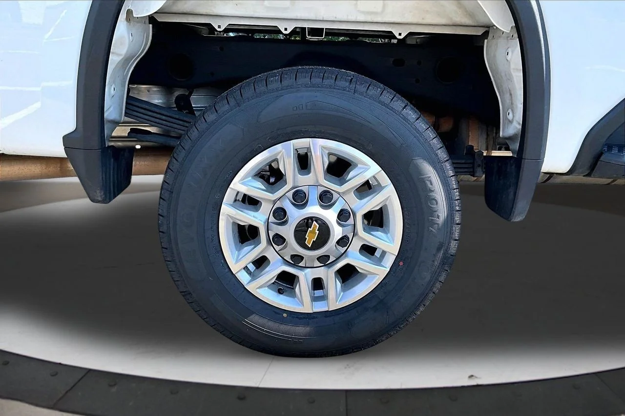 Used 2025 White Chevrolet LT image 34