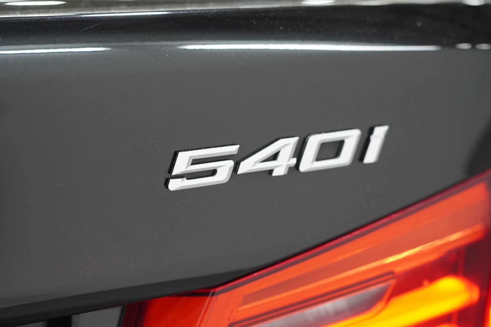 Used 2019 Black Sapphire Metallic BMW 540i xDrive image 9