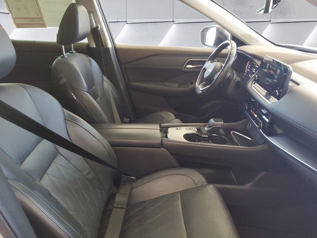 Used 2023 White Nissan Platinum image 13
