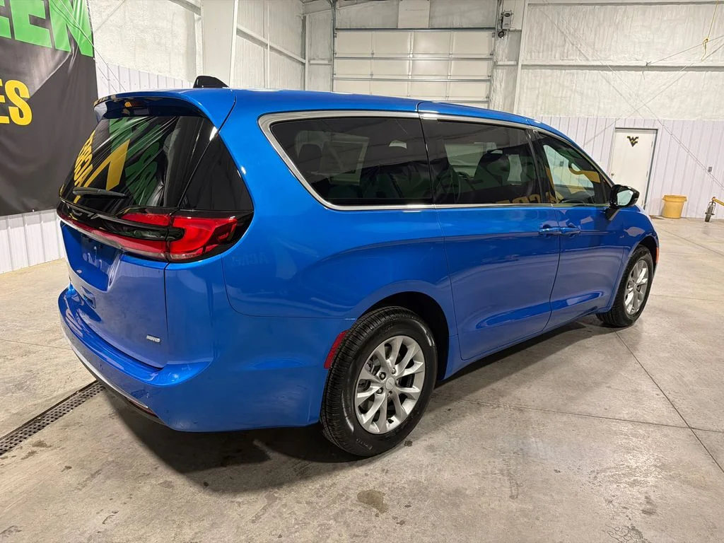New 2027 Hydro Blue Pearl-Coat Exterior Paint Chrysler Select image 6