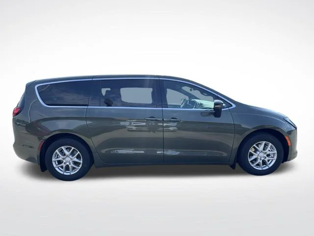 New 2027 Olive Green Pearl-Coat Exterior Paint Chrysler Select image 9