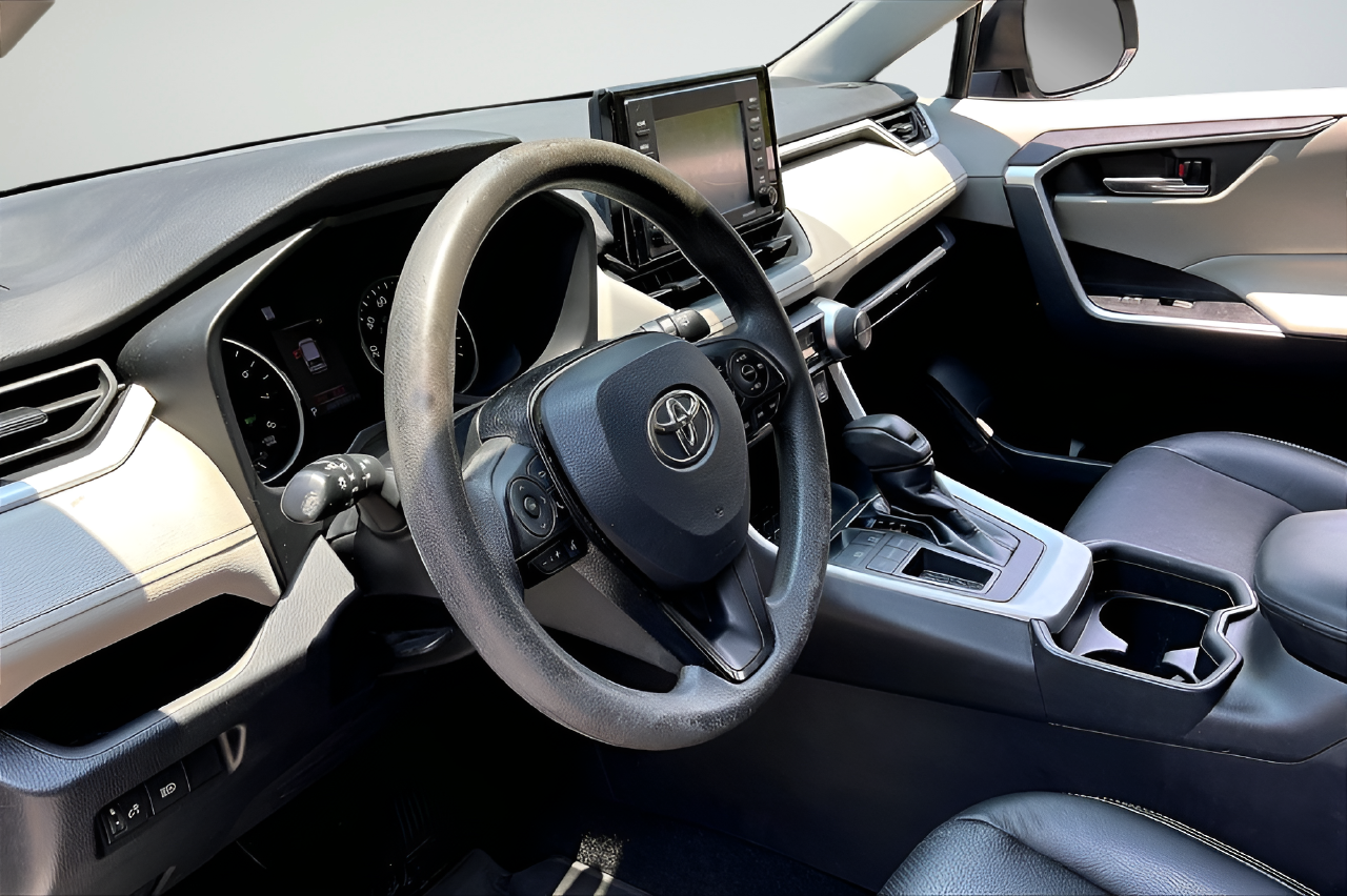 Used 2021  Toyota XLE image 14
