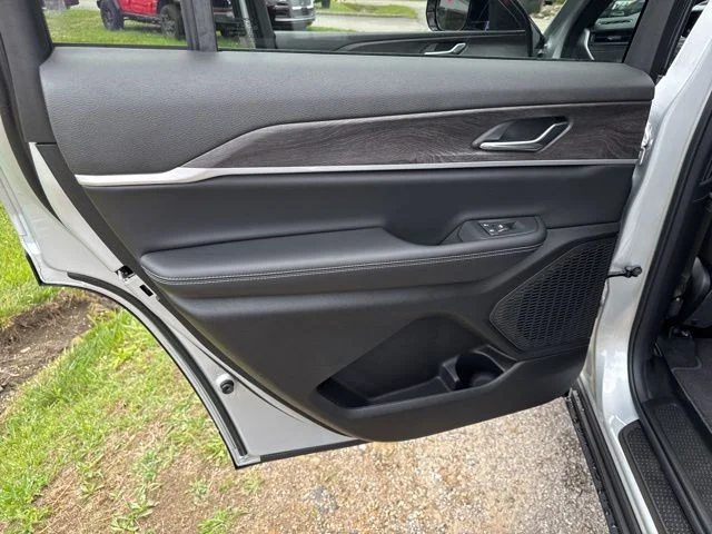 New 2026 Silver Zynith Exterior Paint Jeep Laredo image 18