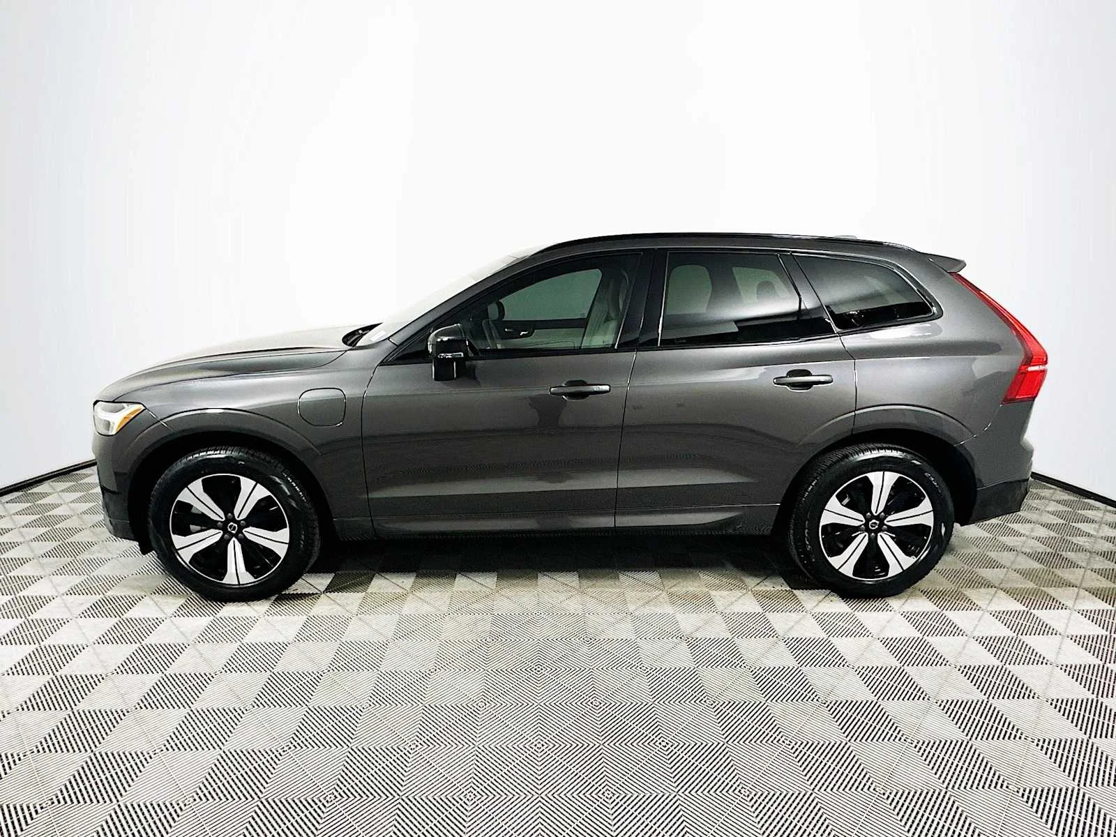 Certified Used 2025 Platinum Grey Volvo Core image 4