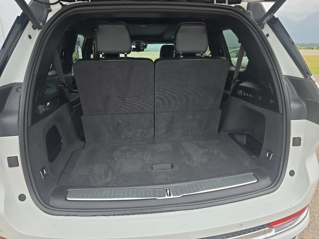 Used 2022 Bright White Jeep Overland image 30