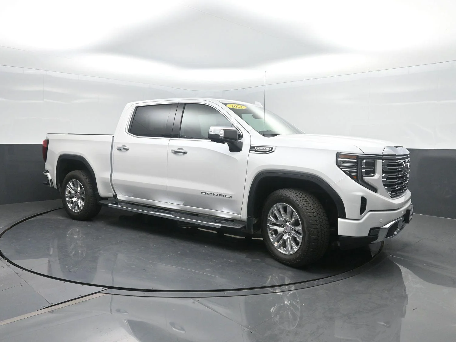 Used 2025 White Frost Tricoat GMC Denali image 4