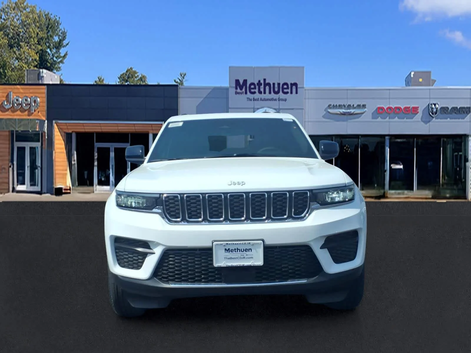 New 2026 Bright White Clear-Coat Exterior Paint Jeep Laredo X image 2