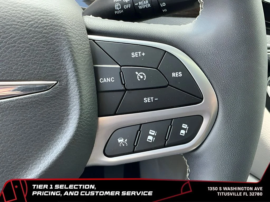 Used 2024 Silver Chrysler Limited image 27