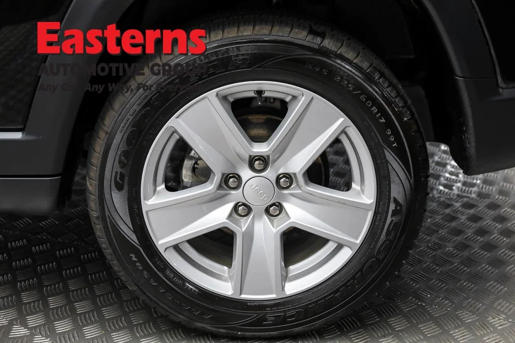 Used 2022 Black Jeep Latitude image 8