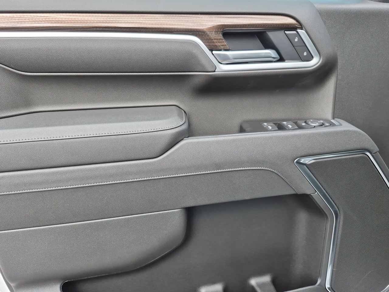 New 2026 Summit White Chevrolet LT (2FL) image 22