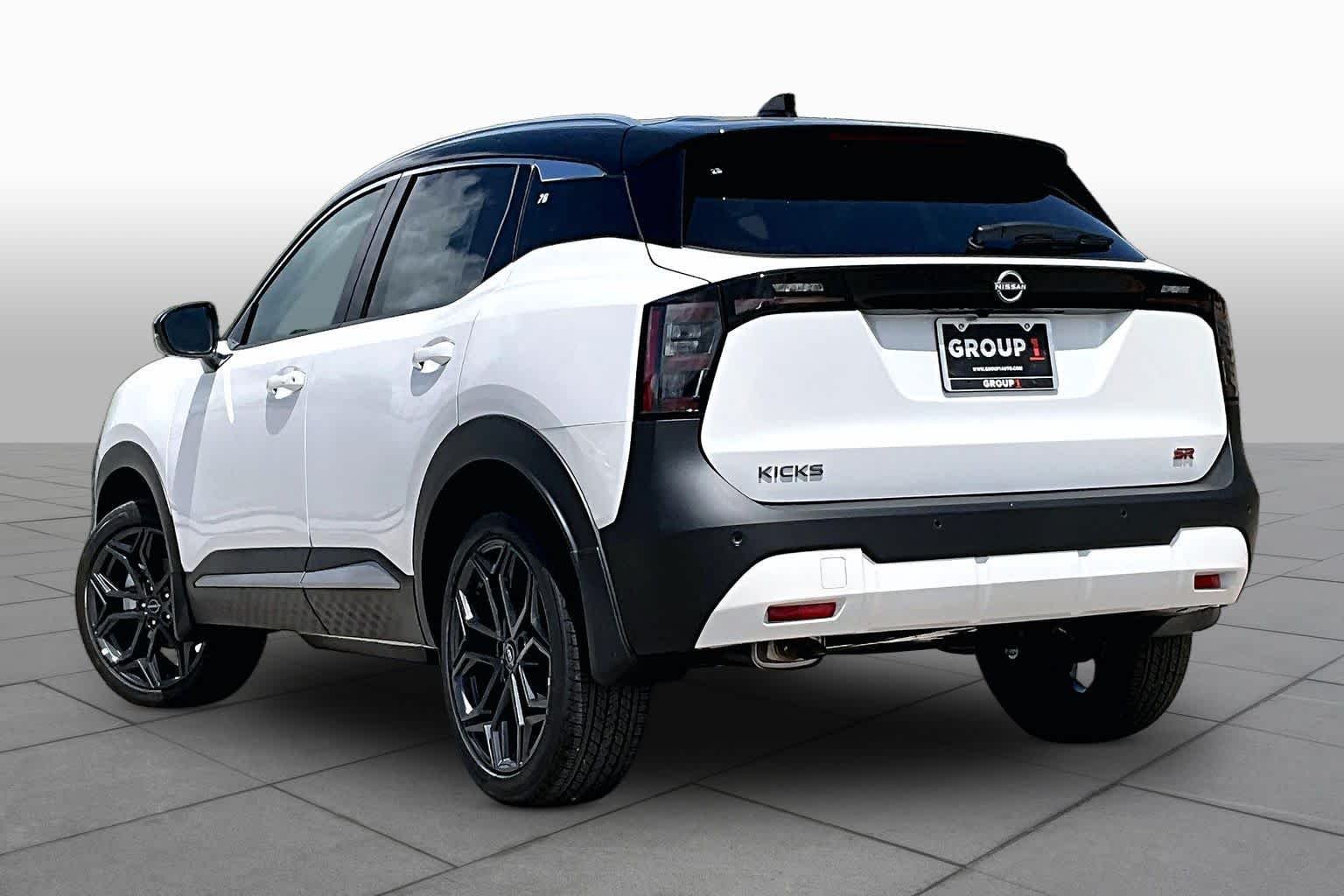 New 2026 Aspen White Tricoat/Super Black Nissan SR image 7