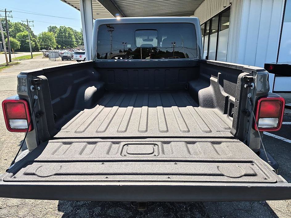 Used 2023 Gray Jeep Overland 4x4 image 29