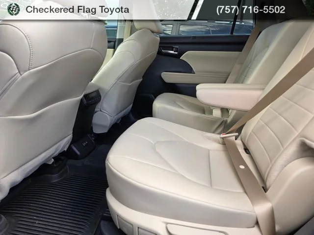 Used 2025 Wind Chill Pearl Toyota XLE image 18
