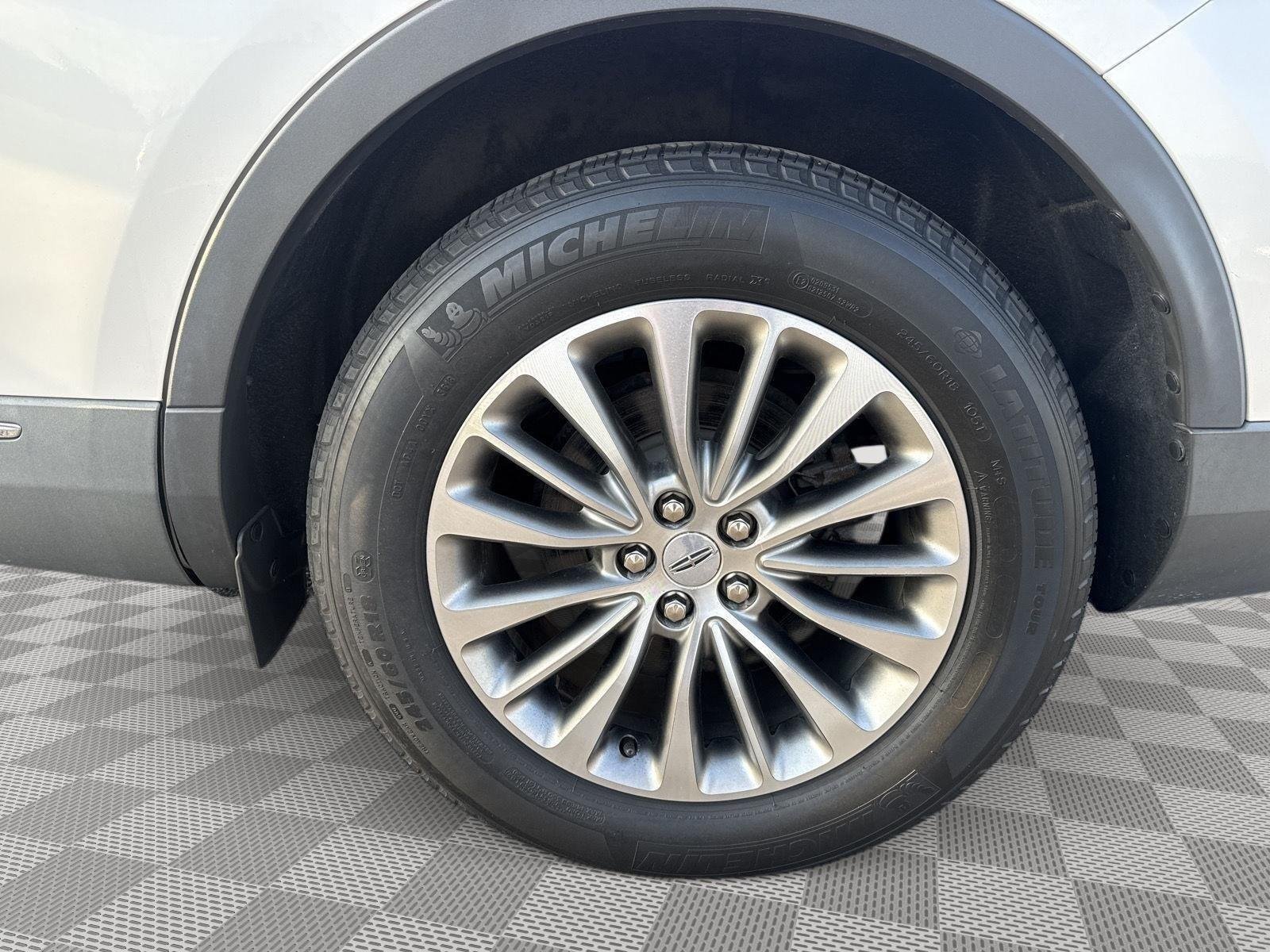Used 2016 White Platinum Metallic Tri-Coat Lincoln Select image 16