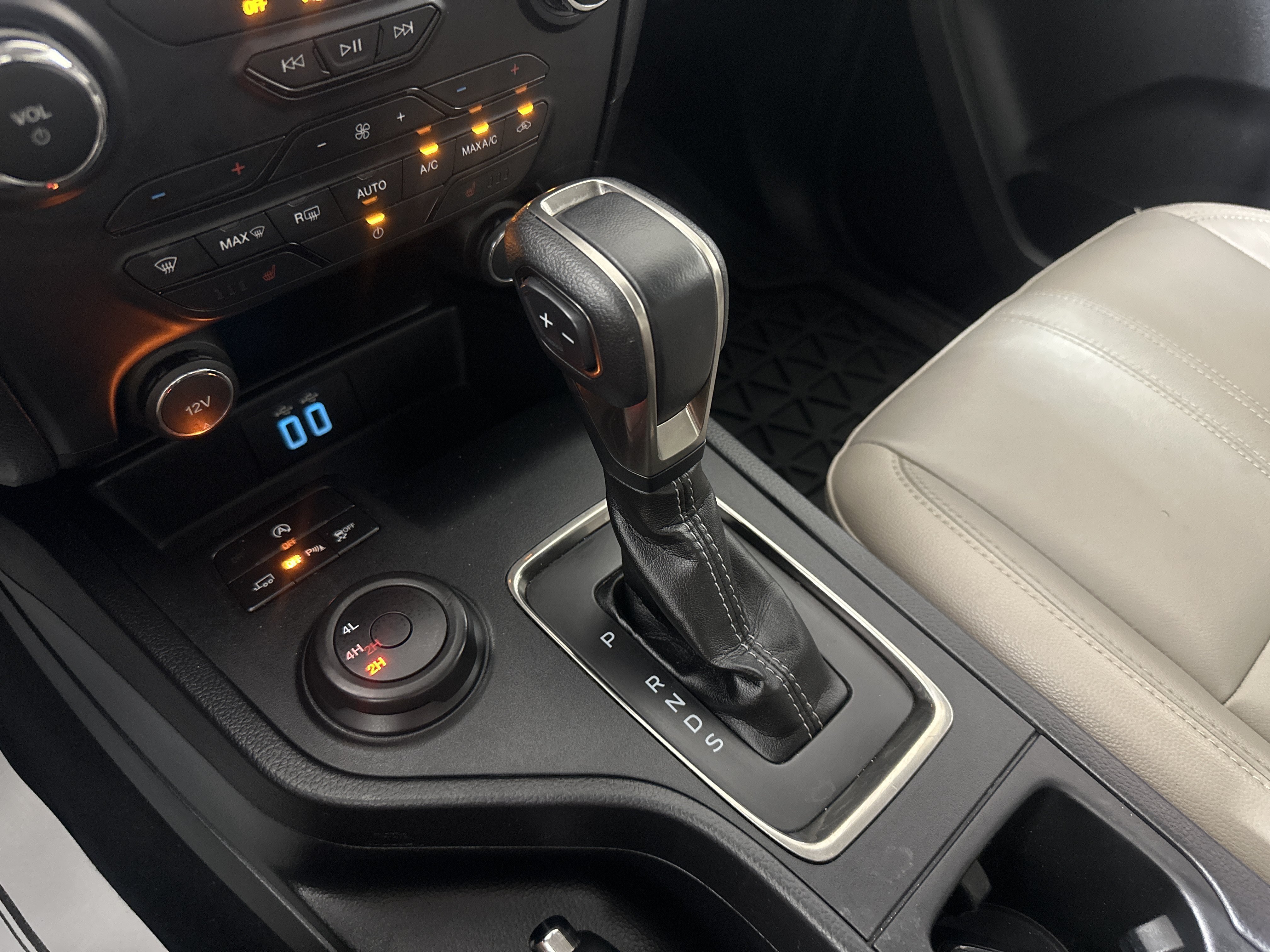 Used 2019 White Ford  image 22
