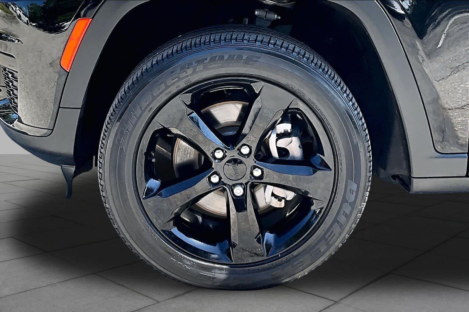 Used 2023 Diamond Black Crystal Pearlcoat Jeep Altitude image 11