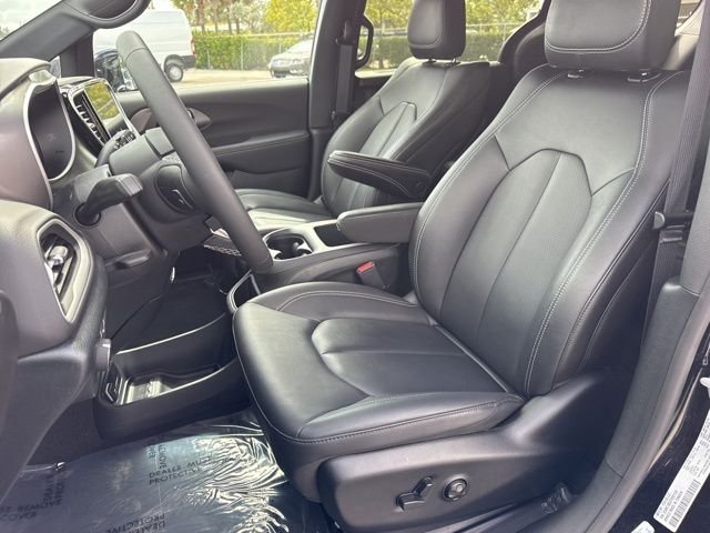 2026 Chrysler Pacifica Select - Photo 14