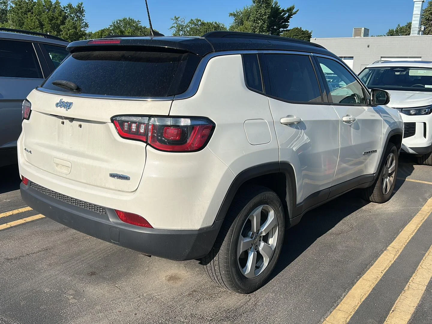 Used 2018 White Clearcoat Jeep Latitude image 4