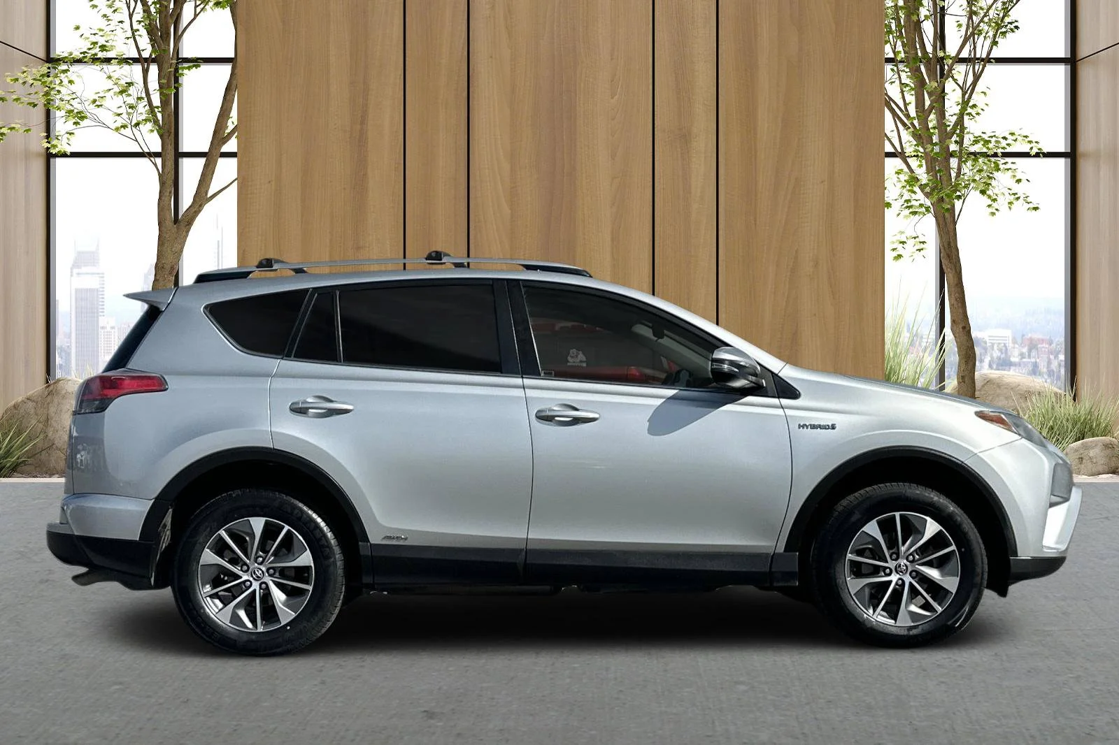 Used 2016 Silver Toyota XLE image 3