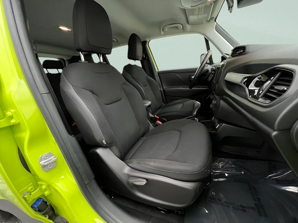 Used 2018 Hypergreen Clearcoat Jeep Latitude image 29
