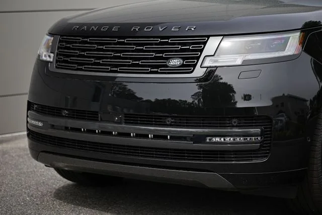 New 2026 Santorini Black Land Rover SE image 2