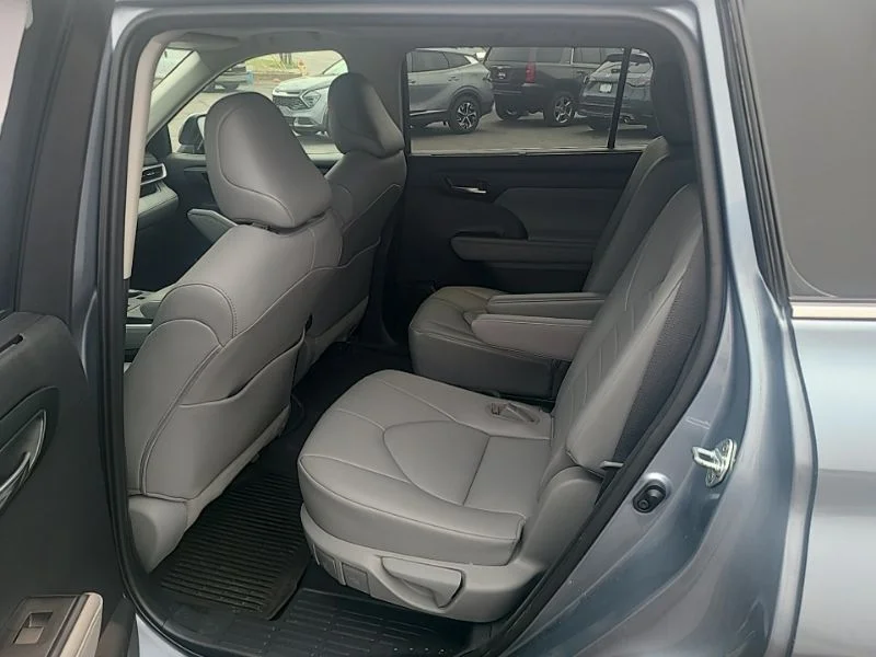 Used 2021  Toyota XLE image 12