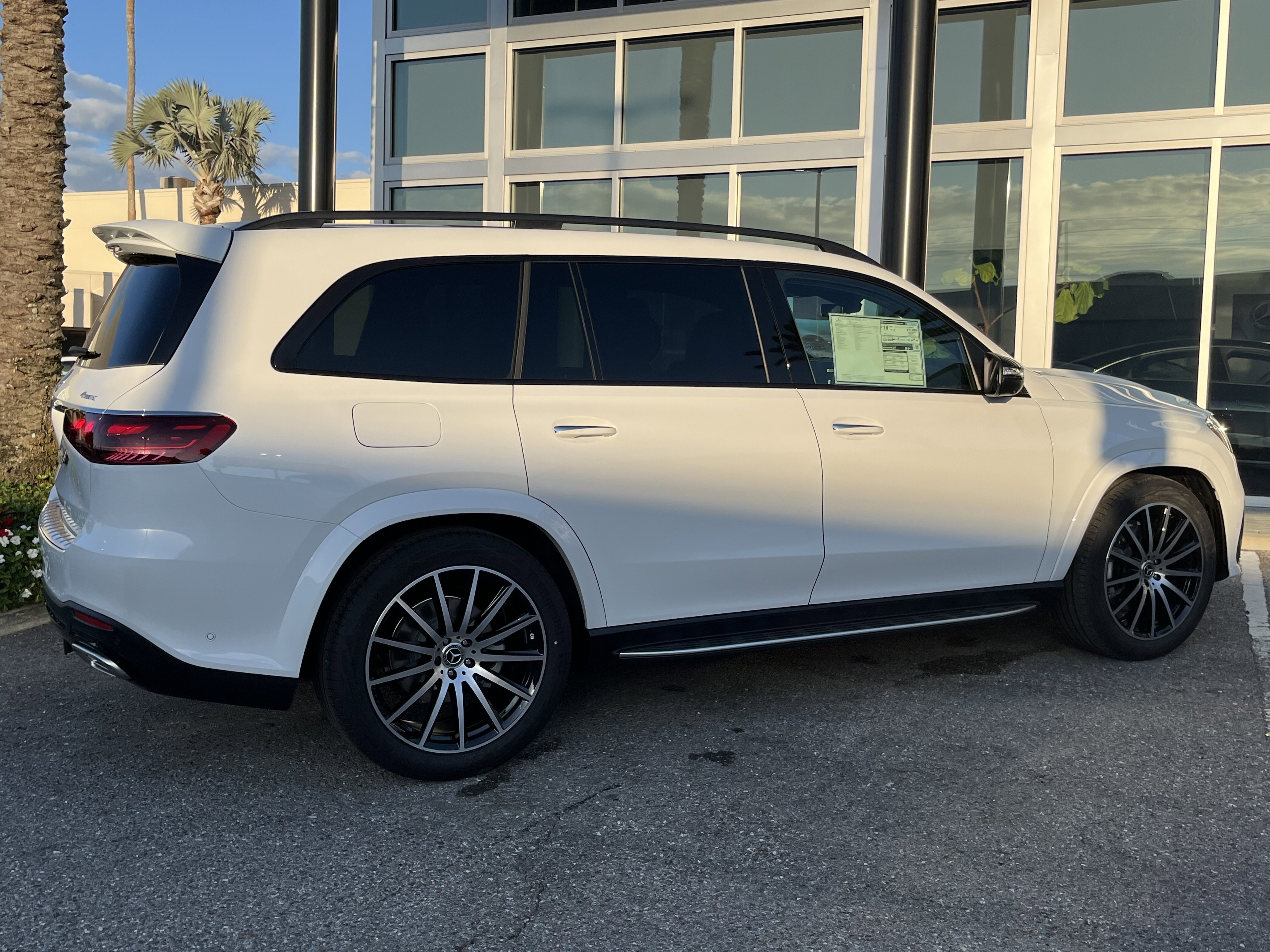 New 2026 MANUFAKTUR Moonlight White Metallic Mercedes-Benz GLS 580 image 7