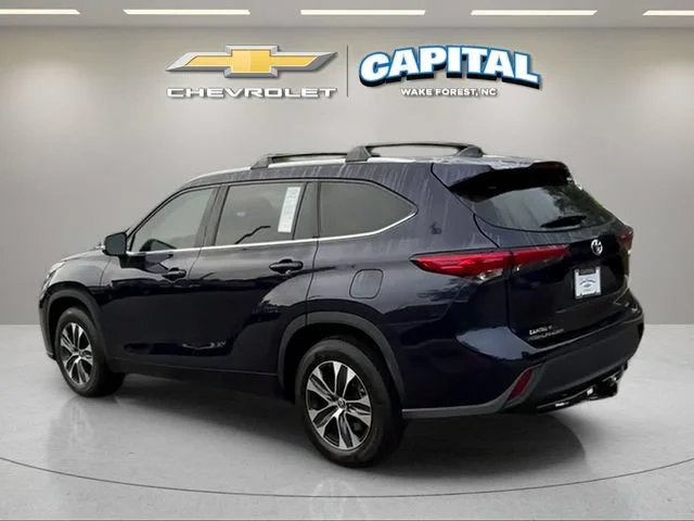 Used 2020  Toyota XLE image 4