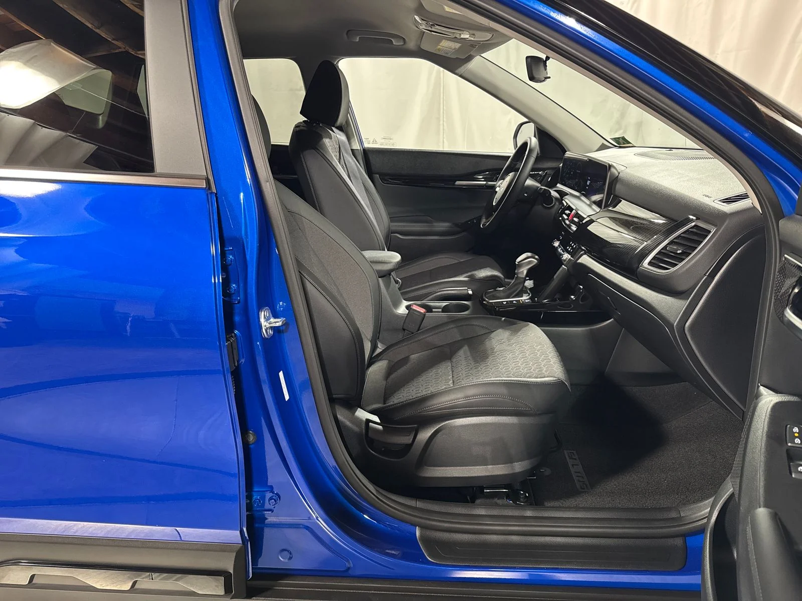 Certified Used 2025 Neptune Blue Kia X-Line image 15
