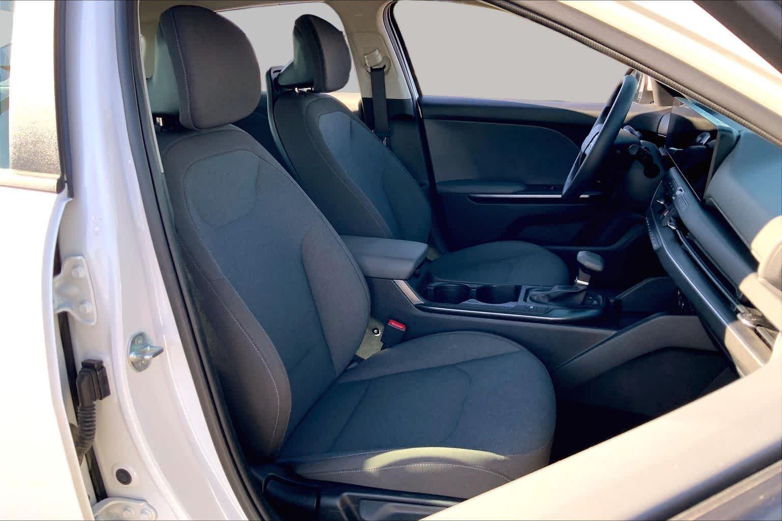 Used 2025 Snow White Pearl Kia LXS image 9