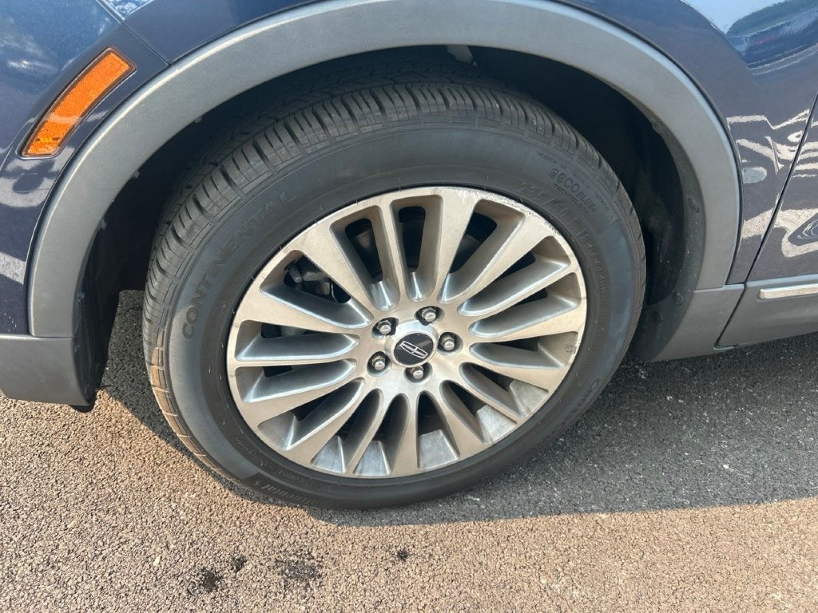 Used 2017 Sapphire Blue Metallic Lincoln Reserve image 4