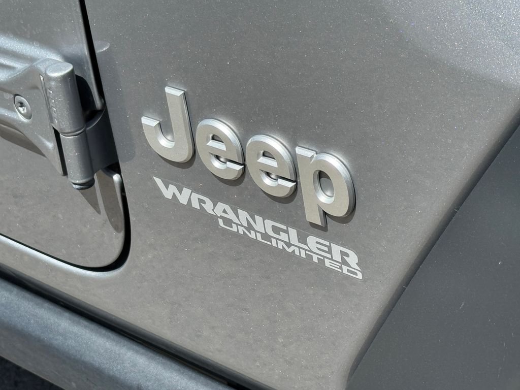 Used 2021 Silver Jeep Unlimited Sport image 3