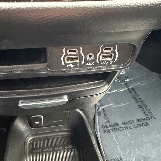 Used 2025  Chrysler Select image 33