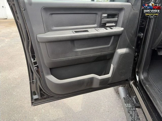 New 2026 Diamond Black Crystal Pearl-Coat Exterior Paint RAM Tradesman image 10