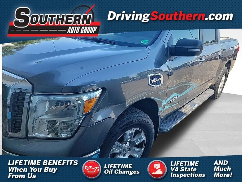 2017 Nissan Titan SV 4X4 Crew Cab's photo