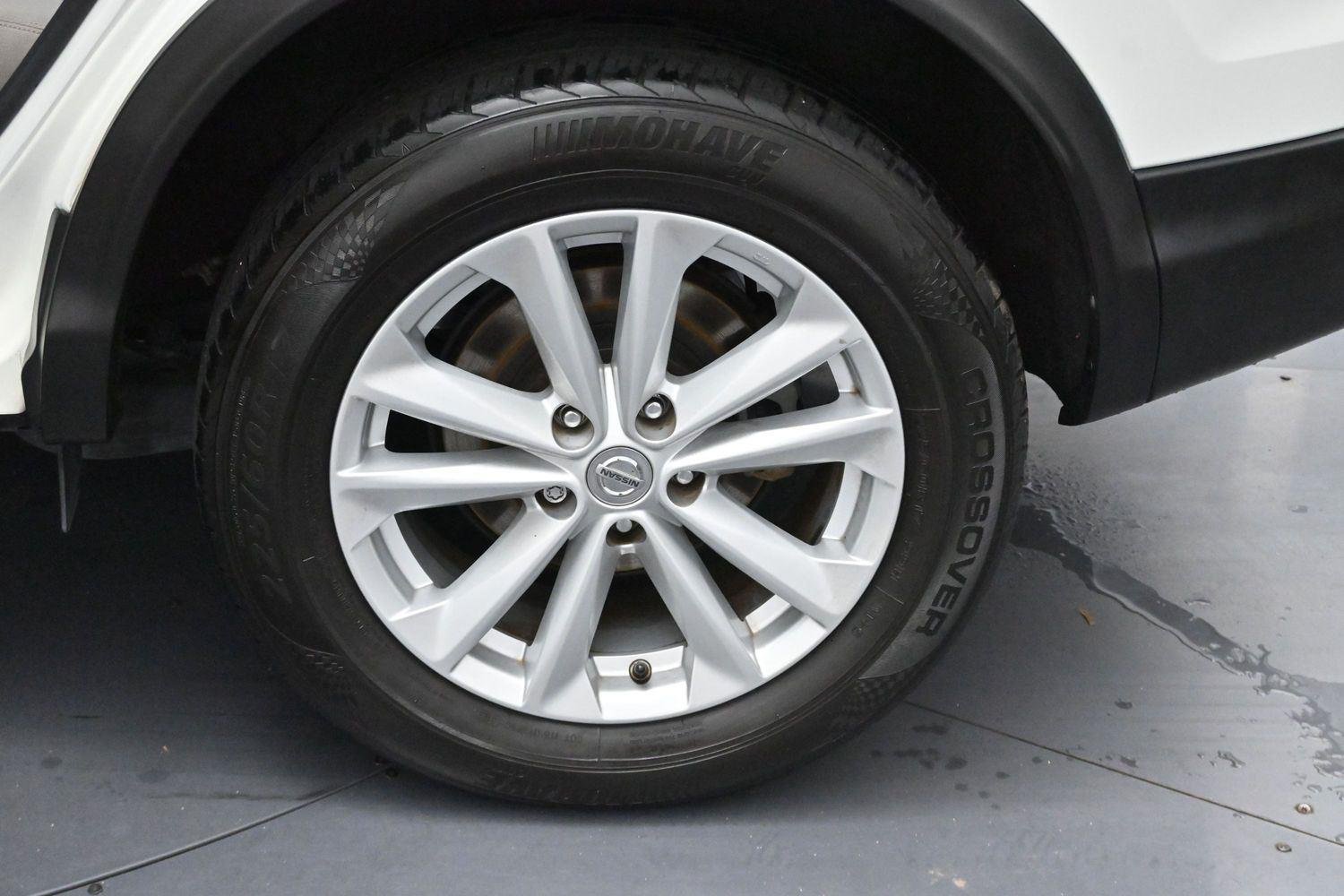 Used 2017 Glacier White Nissan SV image 32