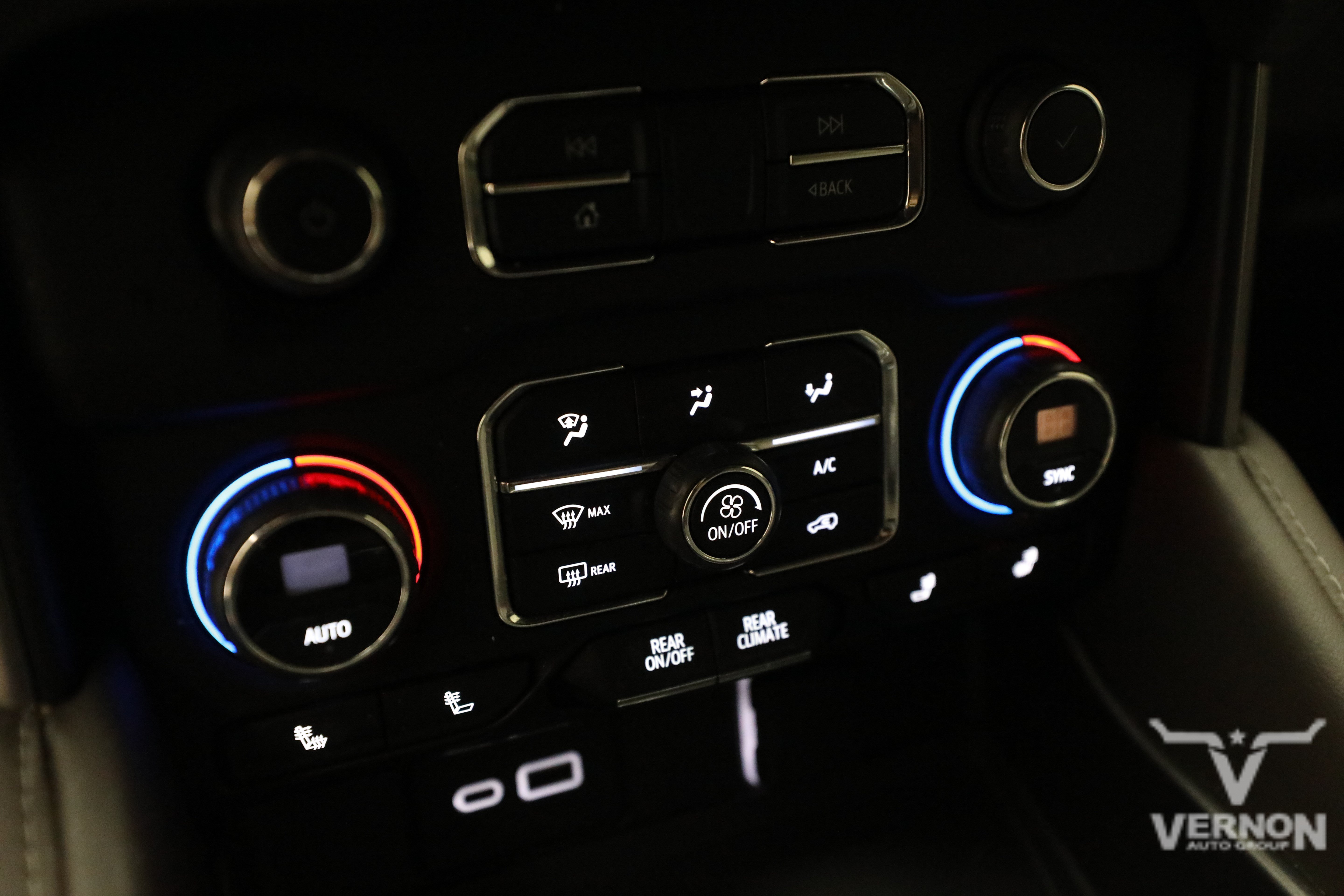 Used 2024 Iridescent Pearl Tricoat Chevrolet Y image 22