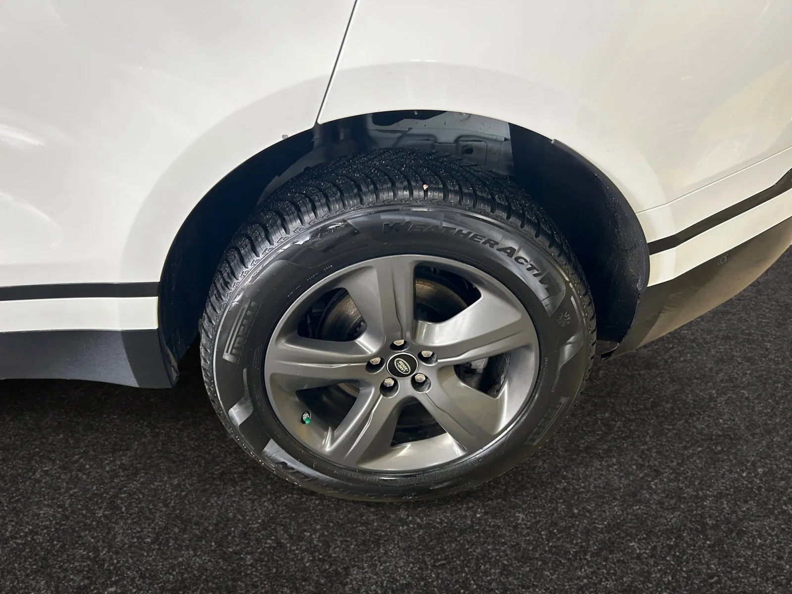Used 2021 WHITE Land Rover R-DYNAMIC S image 9