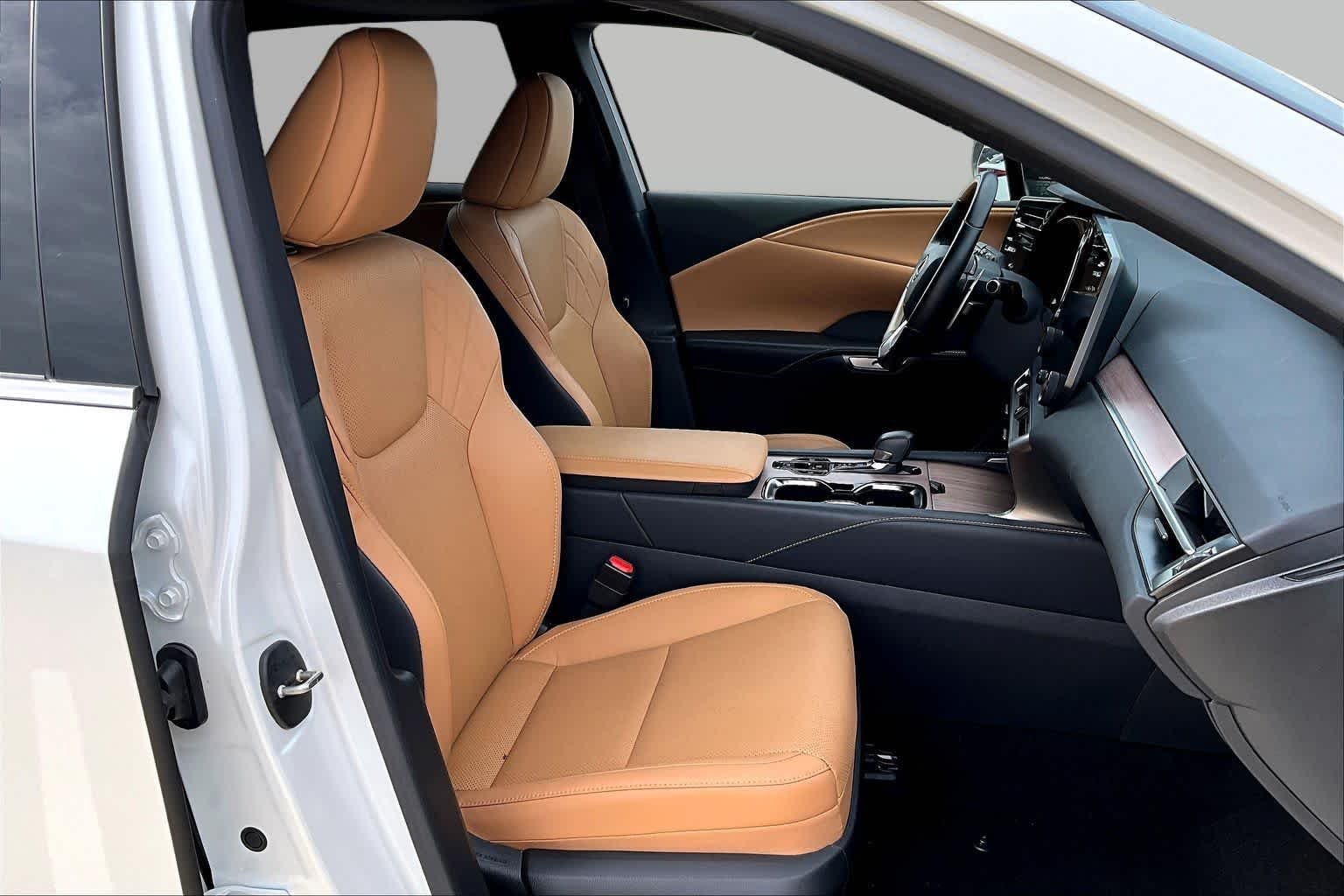 Used 2025 Eminent White Pearl Lexus Premium image 9