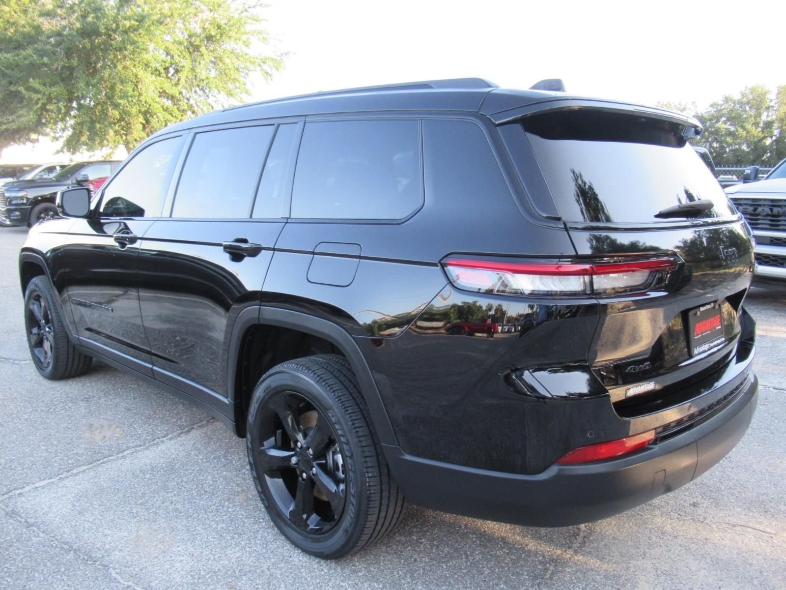 Used 2023 Black Jeep Altitude X image 5