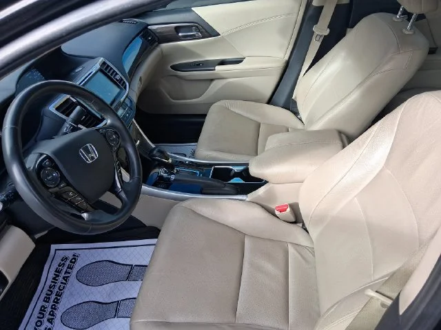 Used 2017  Honda Touring image 14