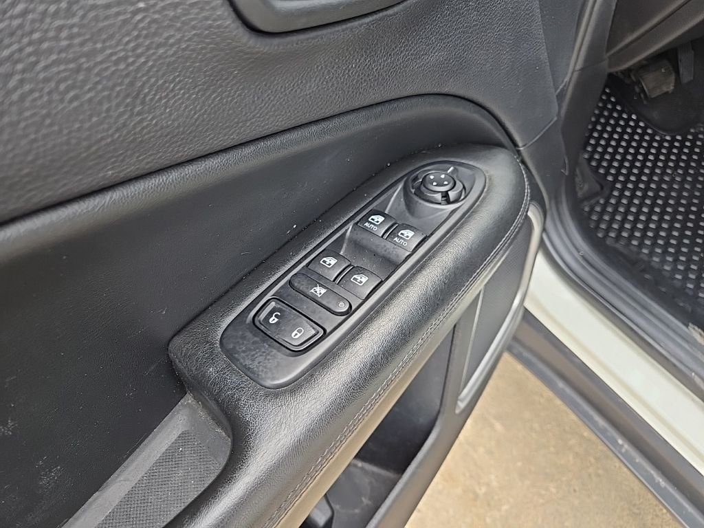 Used 2018 White Jeep Latitude image 28