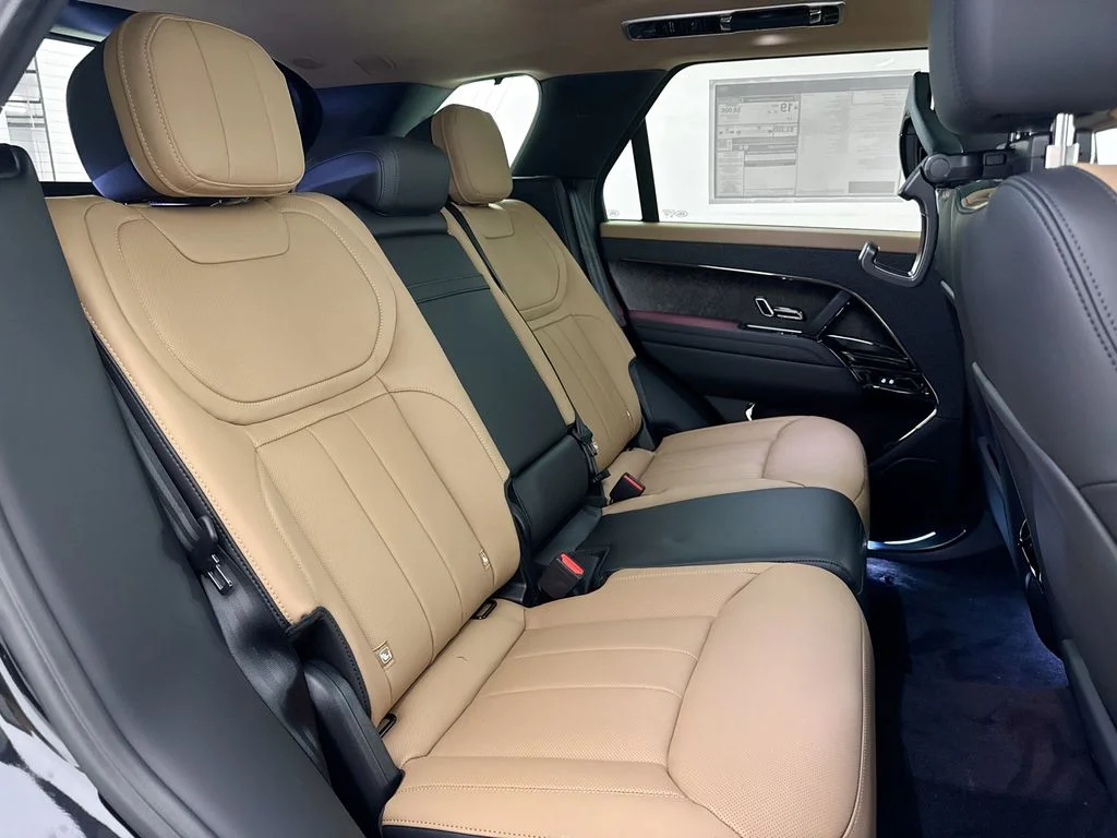 New 2026 Santorini Black Land Rover Dynamic SE image 29